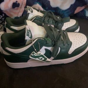 Nike dunks low size 6 men or 8 womens